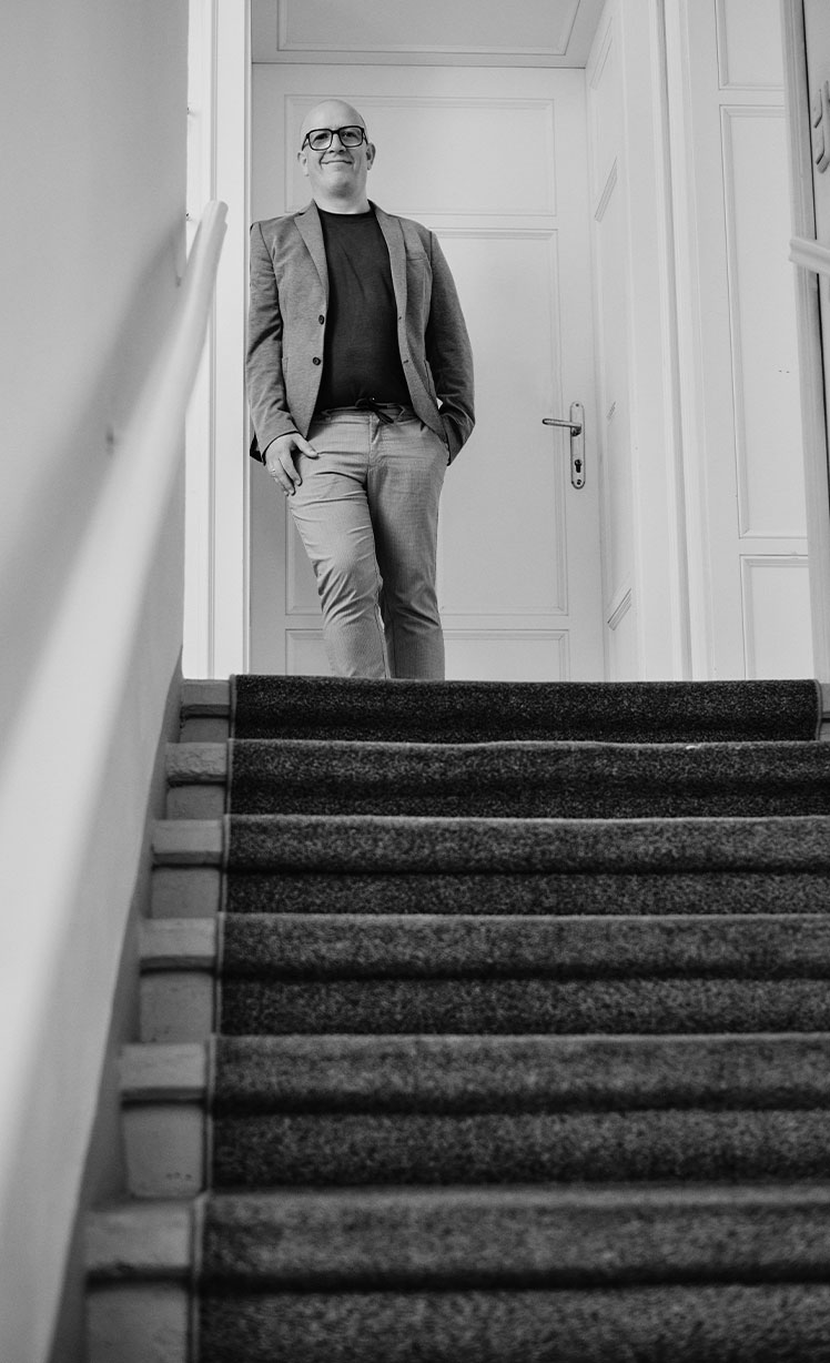 Horst Köpfelsberger auf der Treppe vor seiner Agentur Designkraft